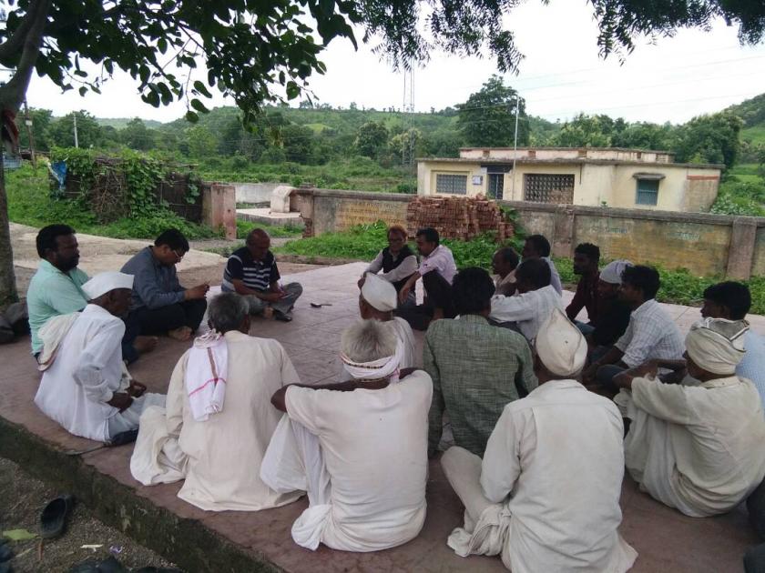 Communication with the villagers | शिक्षणतज्ञांनी साधला ग्रामस्थांशी संवाद