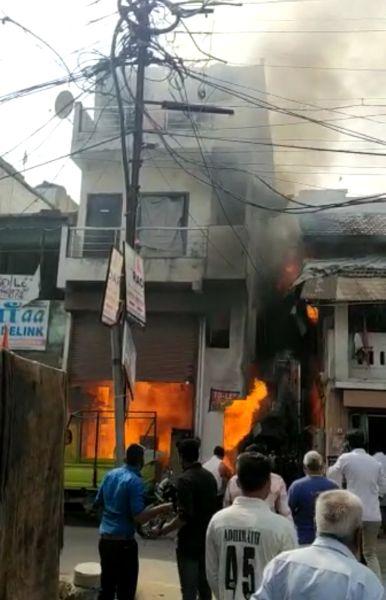 Woman dies in fire at warehouse at Sadar Chhawani in Nagpur | नागपूरच्या सदर छावणी येथील गोदामाला लागलेल्या आगीत महिलेचा मृत्यू