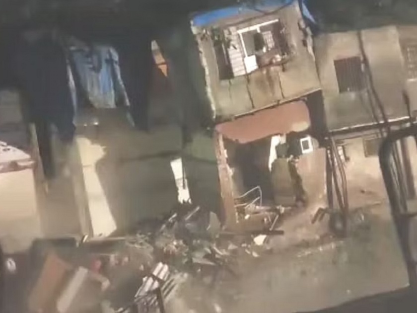 Big accident in Mumbai, houses in chawl collapsed due to land subsidence | मुंबईत मोठी दुर्घटना, जमीन खचल्यामुळे चाळीतील घरे कोसळली