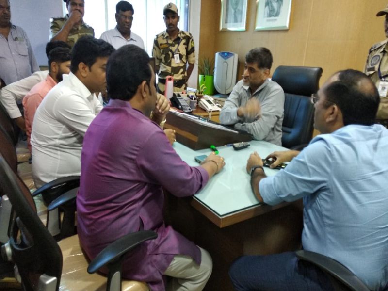 Thane drama center AC issue by bharat jadhav, MNS workers meet official with off AC in room | 'शिवसेना हात साफ करतेय', अधिकाऱ्याच्या कार्यालयात AC बंद करून 'मनसे'ची चर्चा 