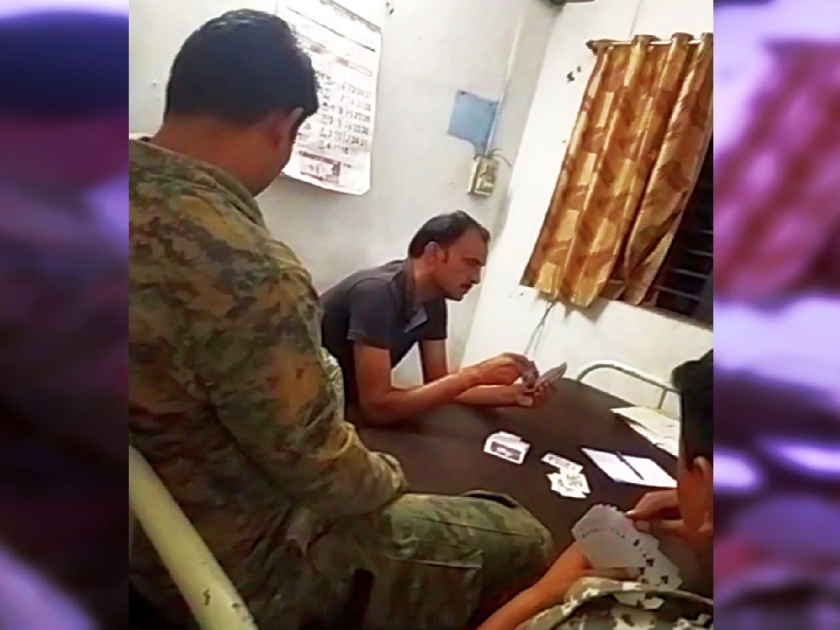the police played gambling in the police station in rajura, video went viral | चक्क पोलिस ठाण्यातच रंगला ५२ पत्त्यांचा खेळ; व्हायरल व्हिडीओने खळबळ