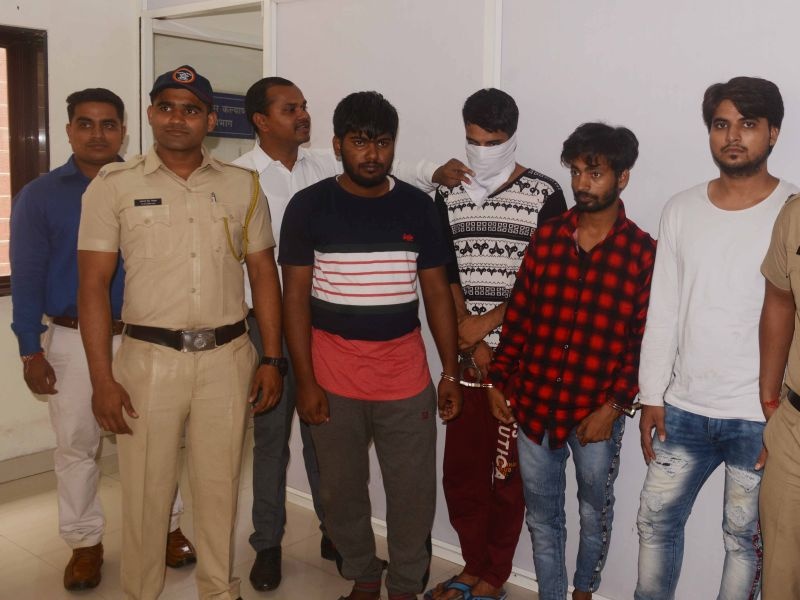 Three robbers arrested from Delhi via phone call; Nashik police action | फोनकॉलद्वारे आर्थिक लूट करणाऱ्या तिघांना दिल्लीतून अटक ; नाशिक पोलिसांची कारवाई