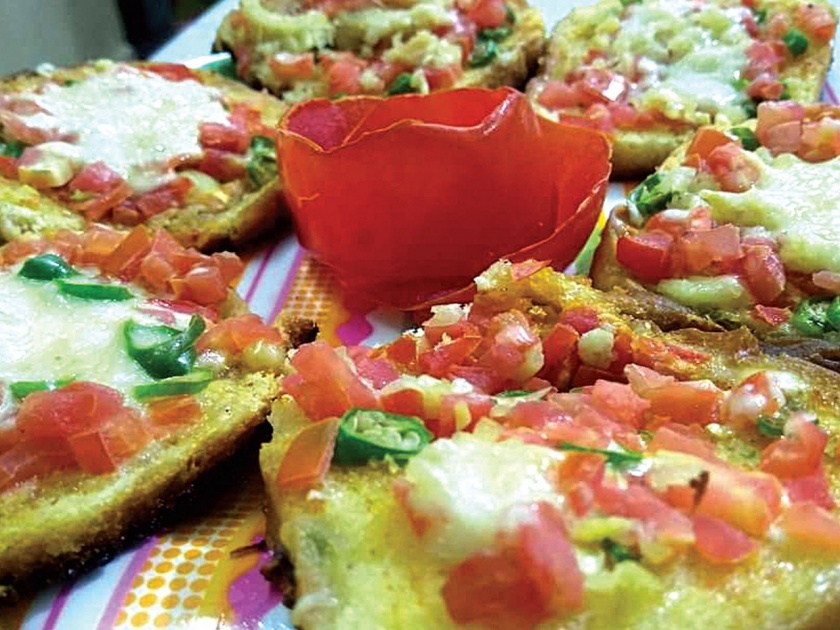 Receipe of chili chees bread in marathi | टेस्टी अन् चीझी 'चिली चीझ ब्रेड'; खाण्यासाठी मस्त झटपट होईल फस्त 