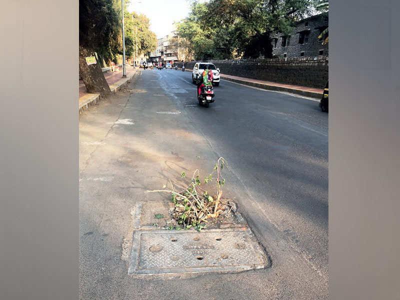broken cover Poor quality nets chambers become dangerous Pune roads in bad condition | तुटलेली झाकणे; नित्कृष्ट दर्जाच्या जाळ्या, 'चेंबर बनले धोकादायक', पुण्यातील रस्ते बिकट अवस्थेत