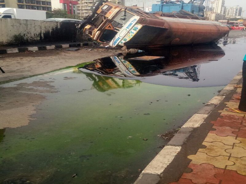 A tanker met with an accident filled with chemical near Panvel | पनवेलजवळ केमिकलनं भरलेला टँकर उलटला
