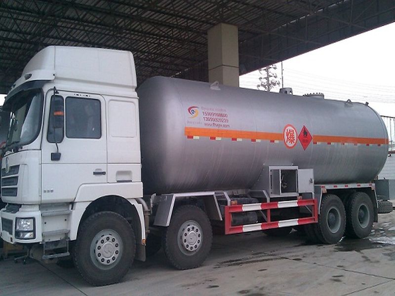 Truck chemical seized truck police custody | रस्त्यावर केमिकल सांडणारा ट्रक पोलिसांच्या ताब्यात