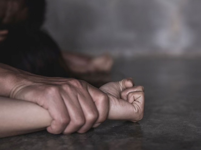 chennai woman lets boyfriend rape impregnate 15 year old daughter | धक्कादायक! तुझा प्रियकर बलात्कार करतो; तक्रार करणाऱ्या मुलीला आईनं दिला 'सहकार्या'चा सल्ला