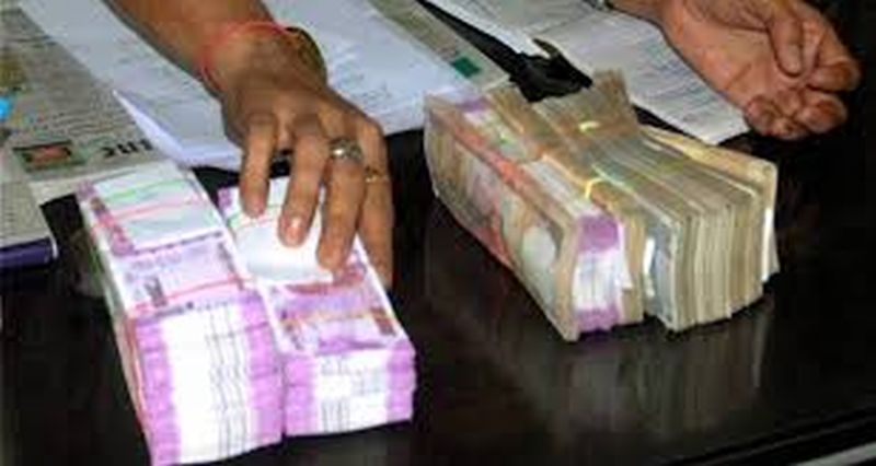 Illegal creditors: 430 cheques and Cash of Rs 34 lakhs seized in Akola | अवैध सावकारी : ४३० धनादेशांसह ३४ लाखांची रोकड जप्त