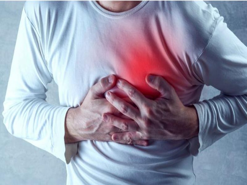 Know the causes of chest pain and stomach pain myb | हार्ट अटॅक नाही तर छातीचं अचानक दुखणं ठरतं 'या' आजाराचं कारण, वेळीच व्हा सावध