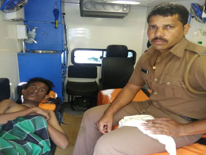 Pune: Boy jumped into the river Mutha | पुणे : मुठा नदीत उडी मारलेल्या मनोरुग्ण तरुणाचा पोलिसांनी वाचवला जीव