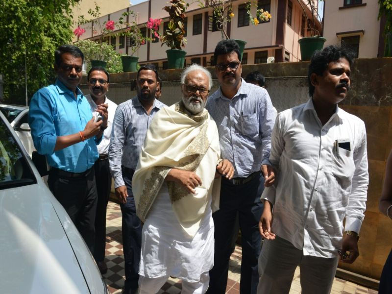 mumbai chhagan bhujbal to meet sharad pawar at his residence silver oak | छगन भुजबळ पोहोचले शरद पवारांच्या घरी, प्रकृतीसोबतच राजकीय भविष्यावरही चर्चा