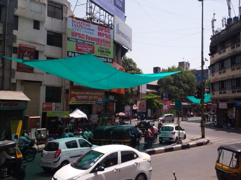 What a idea in Pune : Cloth roof for driver on the signal | पुणे तिथे काय उणे :सिग्नलवरील वाहनचालकांसाठी टाकले कापडी  छप्पर