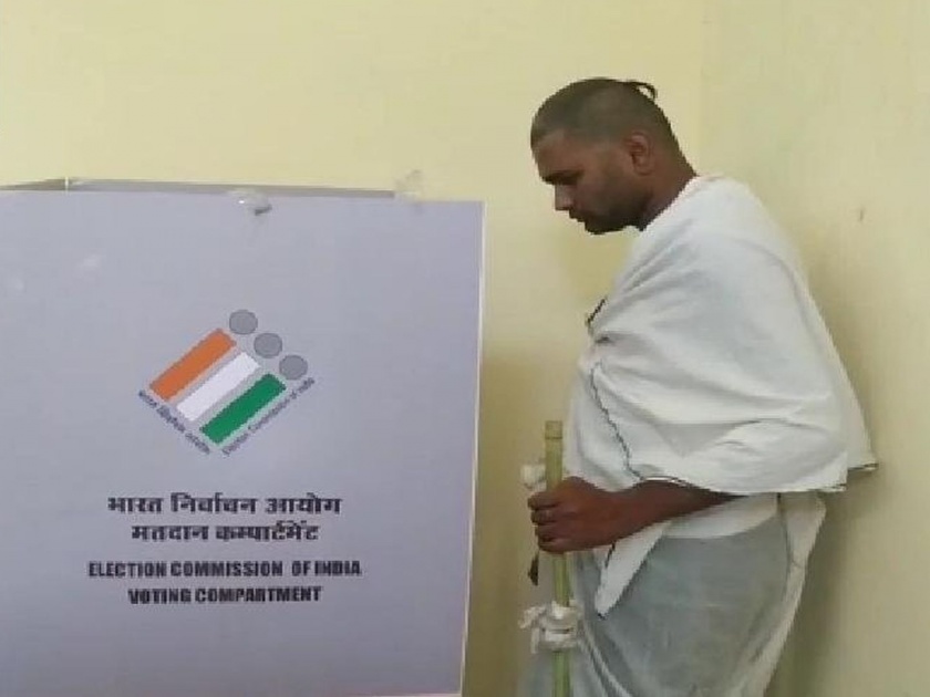 Lok Sabha Election Voting Chhatarpur man goes to vote after fathers last rites | कौतुकास्पद! वडिलांचे अंत्यसंस्कार आटोपून त्यांनी बजावला मतदानाचा हक्क