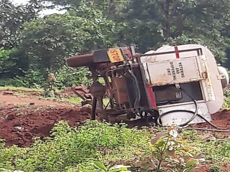 Chhattisgarh 3 civilians killed in IED blast planted by naxals, in Kanker district | छत्तीसगडमध्ये नक्षलवाद्यांनी डिझेल टँकर उडवला; तीन जणांचा मृत्यू