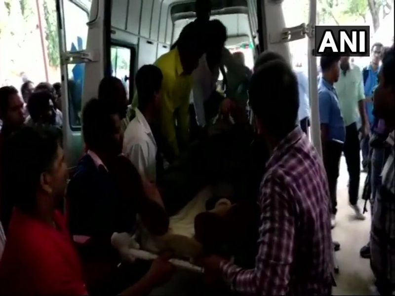 Chhattisgarh: 3 civilians and 1 CISF personnel died in the incident where naxals triggered a blast on a bus near Bacheli in Dantewad | छत्तीसगडमधील दंतेवाड्यात नक्षली हल्ला; एक जवान शहीद, 3 नागरिकांचा मृत्यू