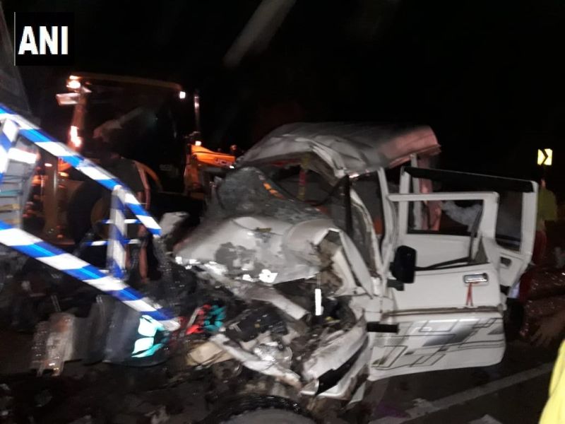 Chhattisgarh : Ten people died after a car collided with a truck in Mahasamund | देवीच्या भक्तांवर काळाचा घाला, ट्रक-जीपच्या भीषण अपघातात 10 जणांचा मृत्यू