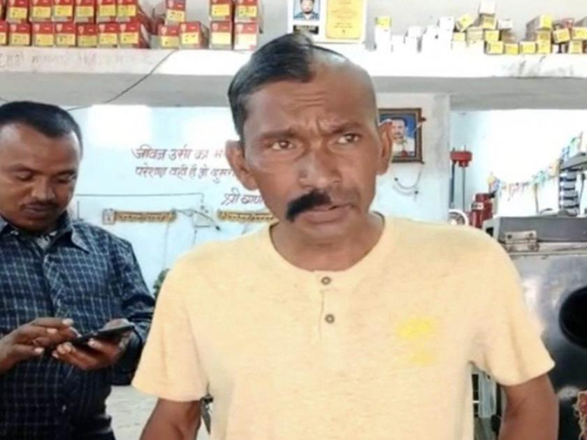 CHhattisgarh election 2023 An supporter cuts and shaves his mustache as BJP candidate loses in Khallari Assembly  | भाजपा कार्यकर्त्याने शब्द पाळला; BJP उमेदवार पराभूत होताच मुंडन केले, मिशा कापल्या