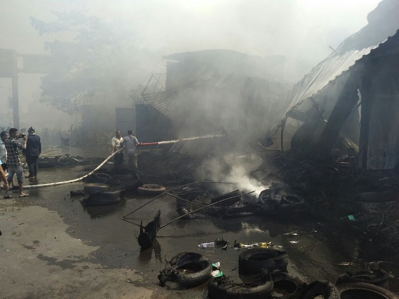 Tire godawun house burnt in fire at Kudalwadi | कुदळवाडीतील आगीत टायरचे गोदाम जळून खाक