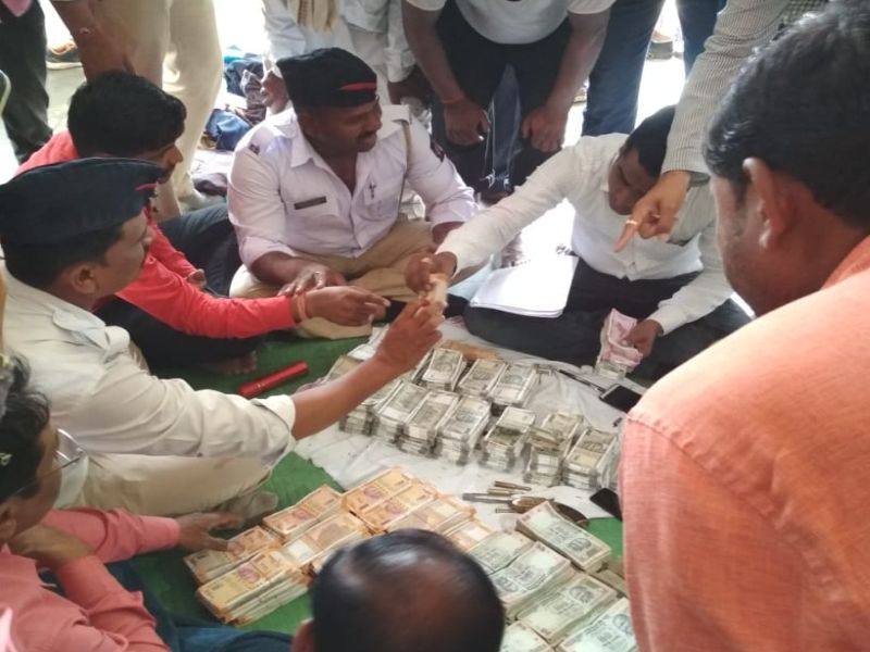 Rs.50 lakhs seized from Haryana, Khamgaon police action | हरियाणातून आलेले ५० लाख रुपये जप्त, खामगाव पोलिसांची कारवाई 