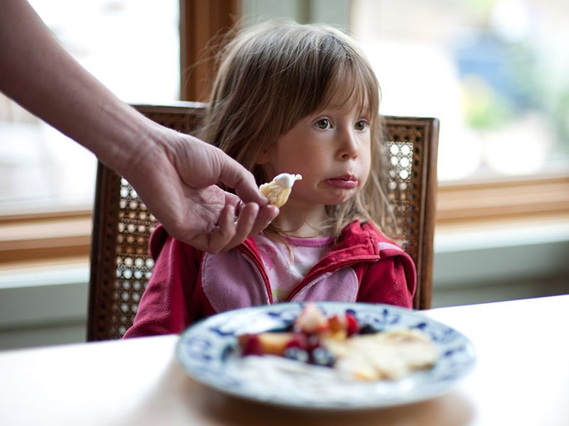Parents feeding child forcefully is not good for their health says Research | मुलांना जबरदस्तीने जेवण भरवताय? असं करणं ठरू शकतं घातक!