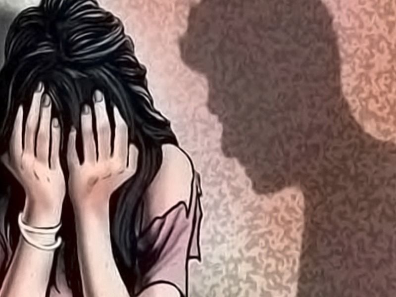 girl sleeping on footpath raped by man in new delhi | संतापजनक ! फूटपाथवर झोपलेल्या दीड वर्षांच्या मुलीवर बलात्कार,रक्ताच्या थारोळ्यात आढळली चिमुकली 
