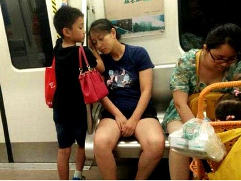 Little boy gave up his seat to a lady in train win tweeples heart see viral picture | शाब्बास रे पठ्ठ्या! 'या' मुलाने अनोळखी महिलेला दिली त्याची सीट, आजारी आईचा बनला असा बनला आधार!