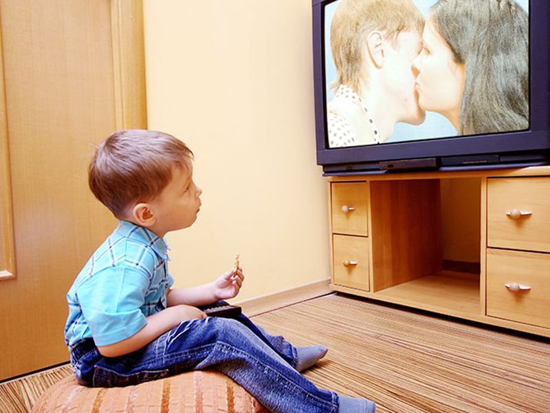 Kids watch Tv for more than two hours they can be fool says study | लहान मुलं दोन तासांपेक्षा जास्त टीव्ही बघतात? होऊ शकतात बुद्धु!