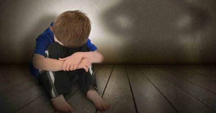 Father abducts minor child out of home | अल्पवयीन पोटच्या मुलास बापानेच काढले घराबाहेर