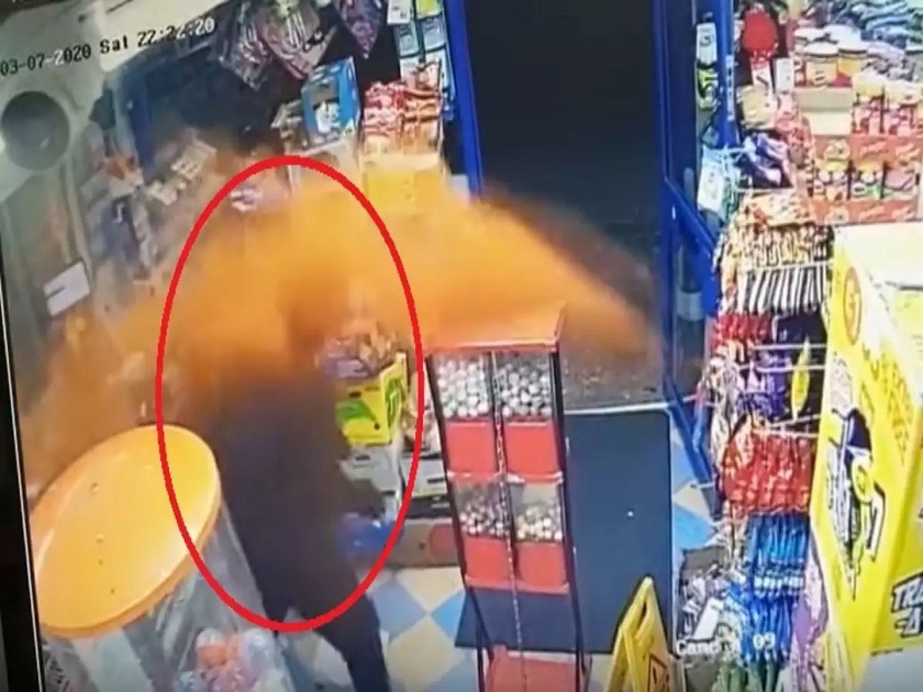 Shopkeeper put chilli powder on theft man UK video viral on social media api | चाकूचा धाक दाखवून पैसे लुटणाऱ्या चोराच्या डोळ्यात टाकली मिरची पावडर, व्हिडीओ व्हायरल!