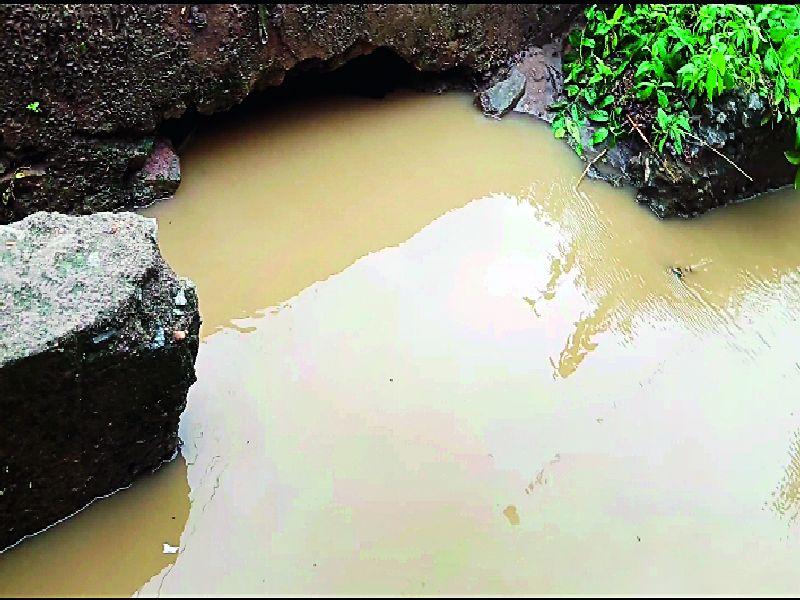 Carried in the drain water and stuck in the cement pipe; The unfortunate death of three-year-old Chimukali | पाहुणी म्हणून आलेल्या तीन वर्षीय चिमुकलीचा दुर्दैवी मृत्यू; गोंडपिपरी तालुक्यातील घटना