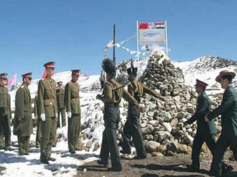 Indo-Chinese troops face-to-face in Spangur Gap; Four hours of discussion in vain | भारत-चीनचे सैनिक स्पांगूर गॅपमध्ये आमने-सामने; चार तासांची चर्चा निष्फळ