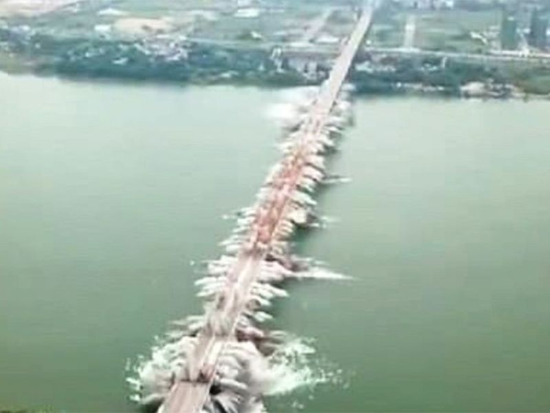 5173 feet long bridge reduced to rubble in seconds in china, Video goes viral | Video : ३.५ सेकंदात चीनने उडवला ५१७३ फूट लांबीचा पूल