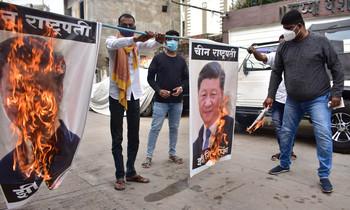 BJP protests burning of Chinese flag | नागपुरात भाजयुमोतर्फे चीनचा झेंडा जाळून निषेध