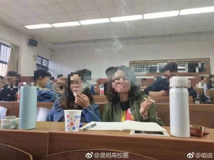 In china college course on tobacco allows student to smoke in class for understanding the subject | काय सांगता! इथे शिक्षकांसमोर सिगारेट ओढतात विद्यार्थी, पण सवय म्हणून नाही....