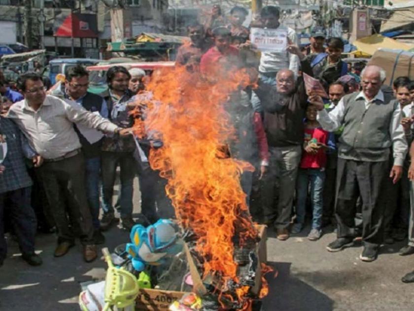 Chinese goods burned down in state after india china face off | राज्यात चायनीज वस्तूंची होळी; घोषणा देत आंदोलन