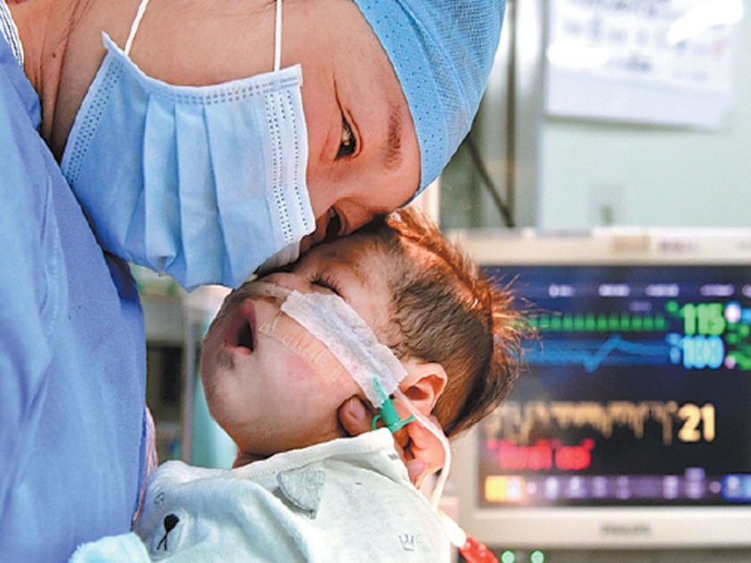 Asias youngest and underweight 66 day old and 3 kg ruirui s heart transplant | 66 दिवसांच्या बाळाची मृत्यूशी झुंज यशस्वी; आई आणि बाळाचा भावूक फोटो होतोय व्हायरल 