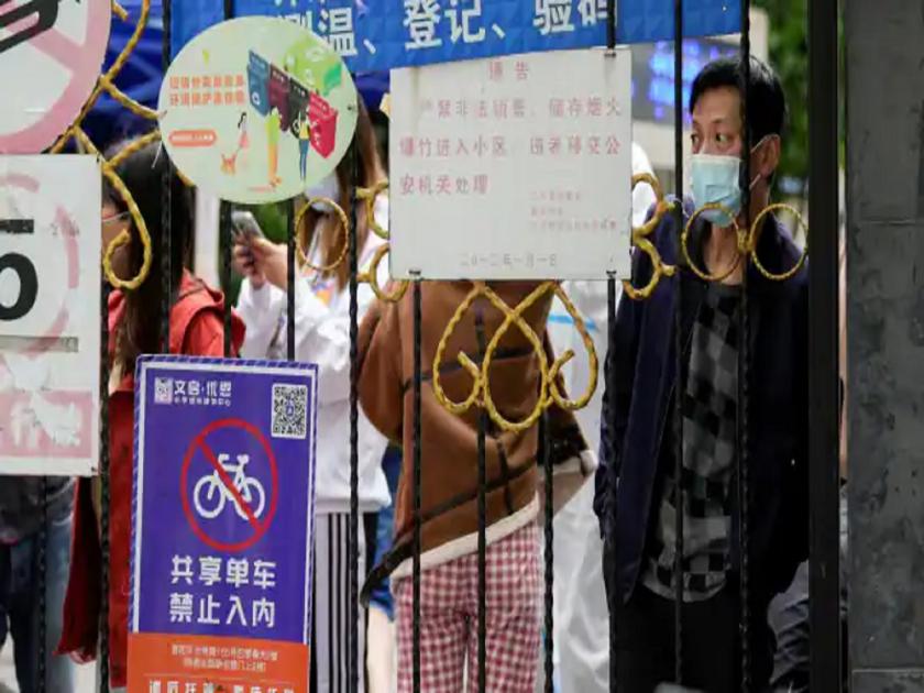 china corona virus cases people protest scramble food lockdown shanghai people shouting for foods video social media | Video: लॉकडाऊनमुळे शांघाय बेहाल! अन्नाची कमतरता, औषधंही संपली; खिडक्यांमधून मदतीसाठी ओरडतायत लोक