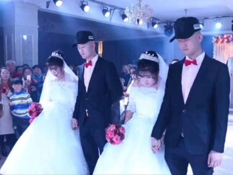 two twins boys married two twin girls in china , video viral on social media | चीनमध्ये दोन जुळे अडकले जुळ्यांशी लग्नबंधनात, व्हिडीयो नेटवर व्हायरल