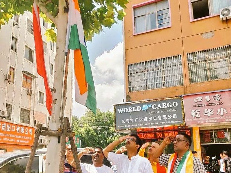 'Flag hoisting over ours' abroad, Indians flouted in China | विदेशातही 'झंडा उँचा रहे हमारा', चीनमध्ये भारतीयांनी फडकवला तिरंगा