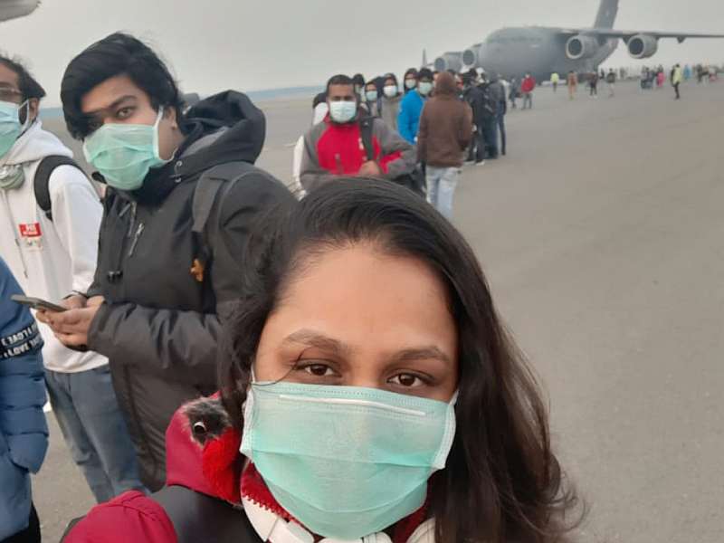 90 Indians from China welcomed into the ground, family members cheered | Coronavirus : चीनमध्ये अडकलेल्या 90 भारतीयांचे मायभूमीत आगमन, कुटुंबीयांना अत्यानंद 