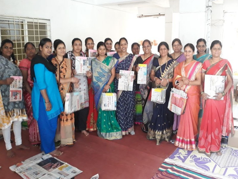 Support of the environment through the creation of paper bags pimpri chinchwad; Shekhar Chinchwade Youth Foundation's initiative | कागदी पिशव्यांच्या निर्मितीतून पिंपरीत पर्यावरणाला हातभार; शेखर चिंचवडे युथ फाउंडेशनचा उपक्रम
