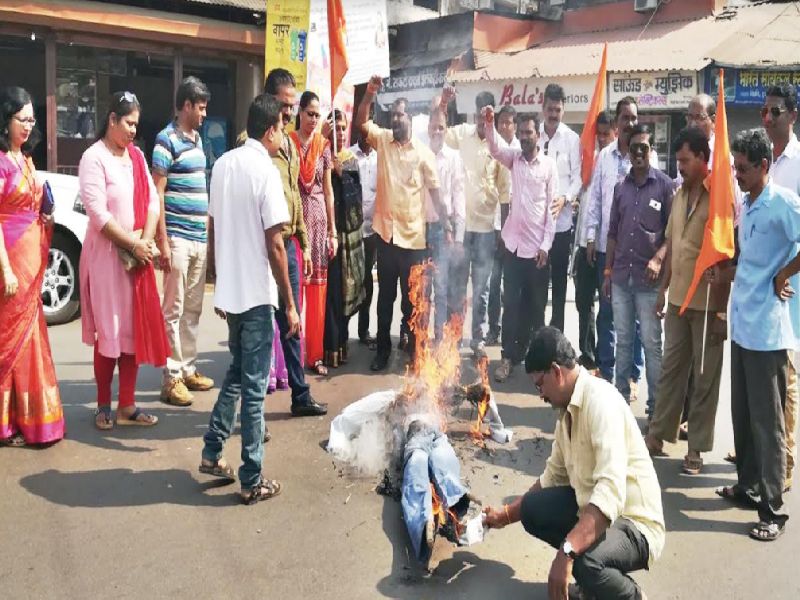 Chiplun: Combustion of Shreepad Chindam statue | चिपळूण : श्रीपाद छिंदमच्या पुतळ्याचे दहन, कठोर कारवाईची मागणी