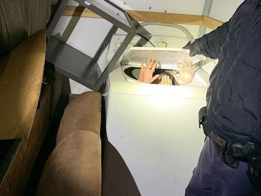 Chinese migrants border found hiding in furniture, washing machine | बाबो! वॉशिंग मशीन, सोफ्यात लपून करत होते देशाची सीमा पार, पण....