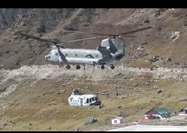 VIDEO : Chinook helicopter carry back the debris of Indian Air Force's MI-17 helicopter | VIDEO : चिनूकने दाखवली शक्तीची चुणूक, अपघातग्रस्त हेलिकॉप्टर थेट उचलून नेले
