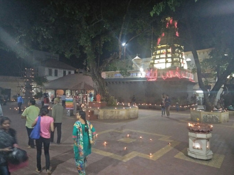 decoration in Chintamani Temple; appropriateness devdiwali | देवदिवाळीनिमित्त उजळले चिंतामणी मंदिर; सुश्राव्य भजनांनी भाविक मंत्रमुग्ध
