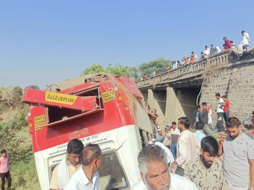 st bus falls from bridge near jintur 15 passengers injured | जिंतूरजवळ पुलावरून बस कोसळली, ४२ प्रवासी जखमी