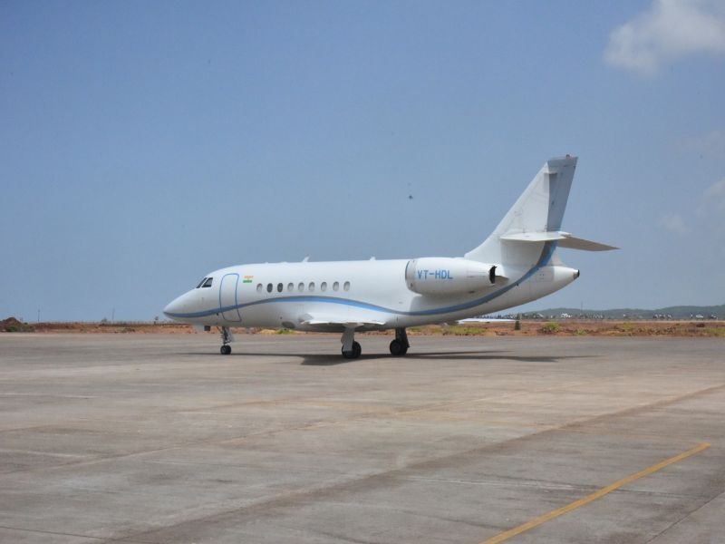 First test flight lands at Sindhudurg airport in Maharashtra | विमानाचे लँडिंग झाले... हात गगनाला भिडले!