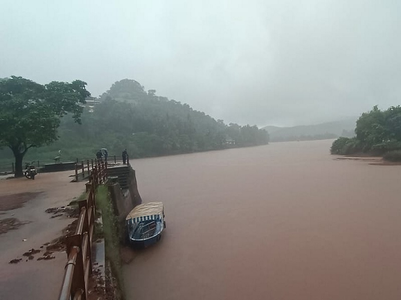 chiplun vashista river near to overflow heavy rain continues | चिपळूणकरांच्या उरात पुन्हा धडकी, मुसळधार पावसामुळे सतर्कतेचा इशारा