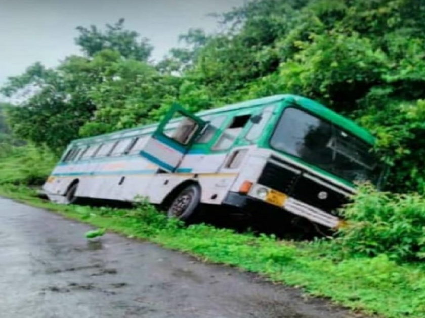 ST bus accident at Terav Vetkondwadi Chiplun, two passengers injured | चिपळूण: टेरव वेतकोंडवाडी येथे एसटी बसला अपघात, दोन प्रवासी जखमी
