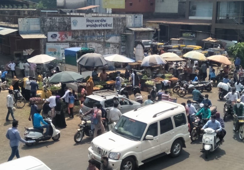 CoronaVIrus In Ratnagiri: Chiplun Market Crowd | CoronaVIrus In Ratnagiri: चिपळूण बाजारपेठेत खरेदीसाठी गर्दी